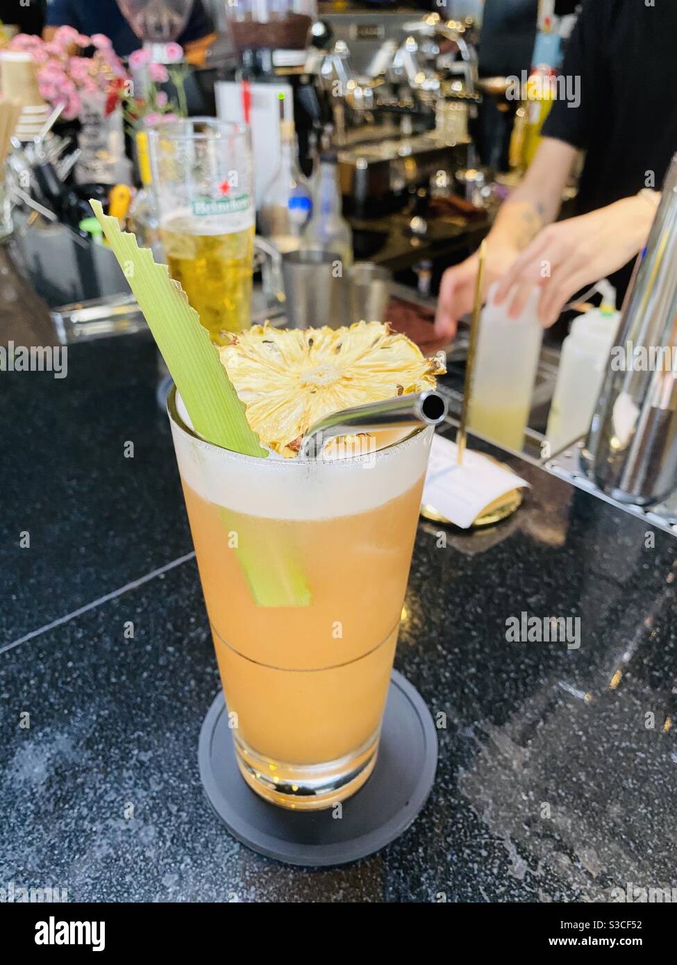 Cocktail di ananas - Jungle Jack Sparrow - Immagine stock catturata con smartphone