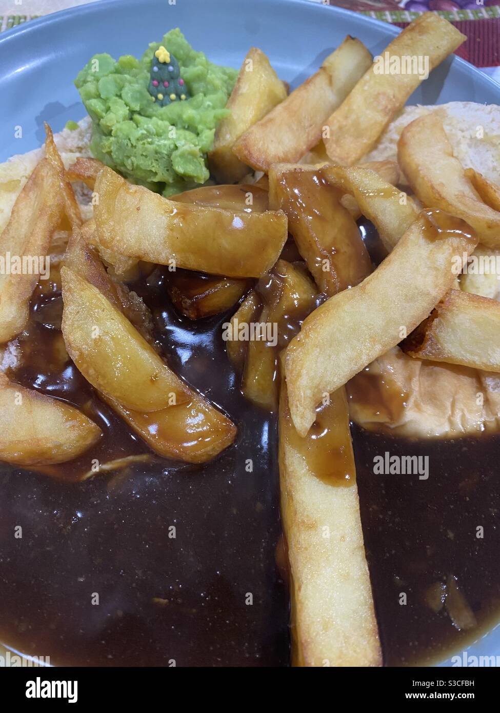 Torta di forbimento, patatine, salsa e piselli e delacy del cibo inglese Foto Stock