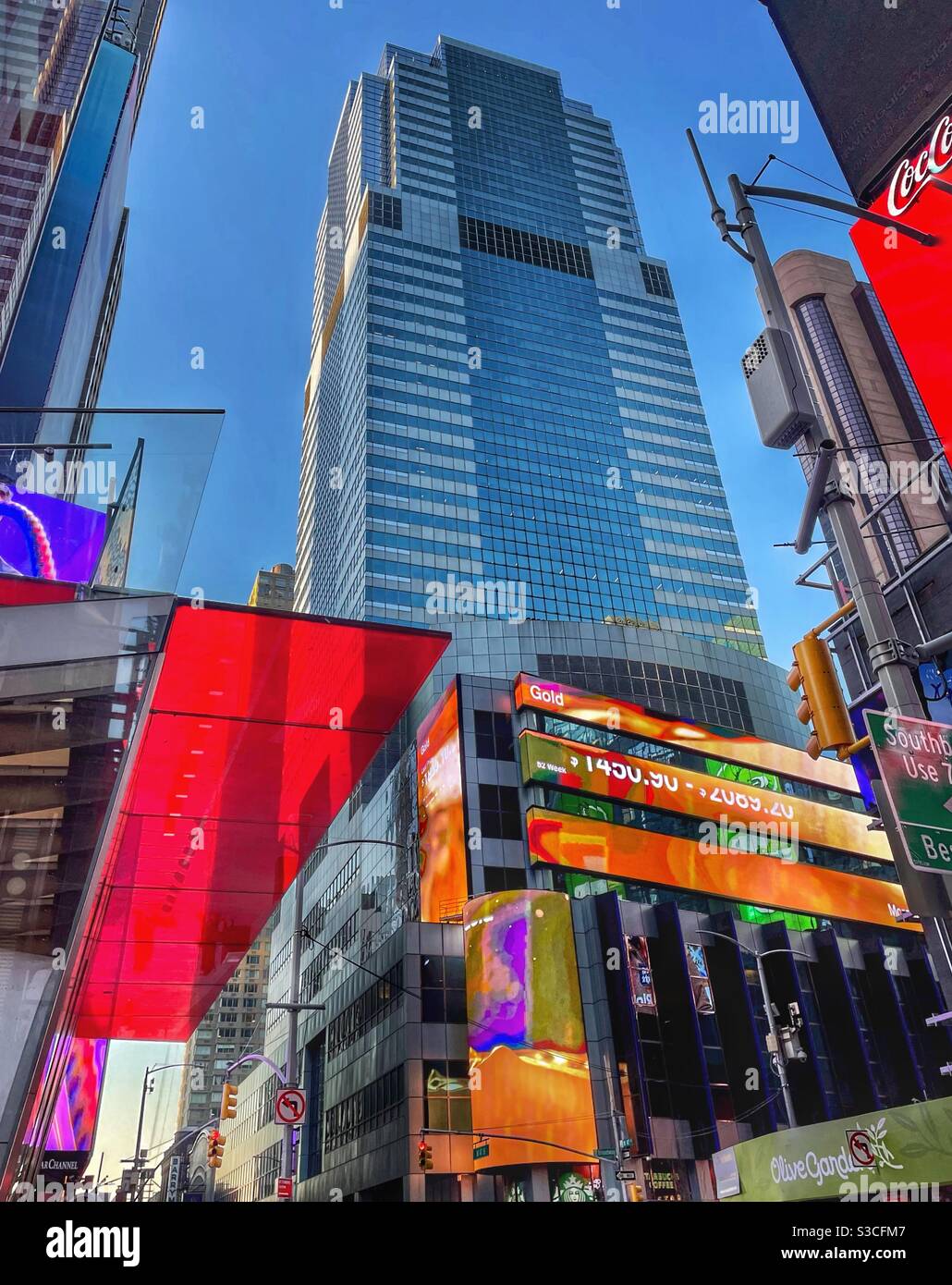 Mentre il crepuscolo cade su Times Square a New York City, USA, la stimolazione visiva di luci luminose e segni colorati è mozzafiato come in questo trafficato incrocio. Foto Stock