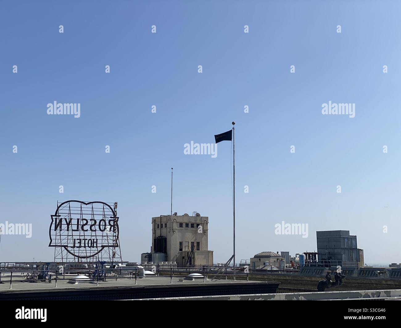 LOS ANGELES, CA, 2020 SETTEMBRE: Vista sui tetti del centro città dietro l'insegna Rosslyn Hotel, ora del giorno Foto Stock