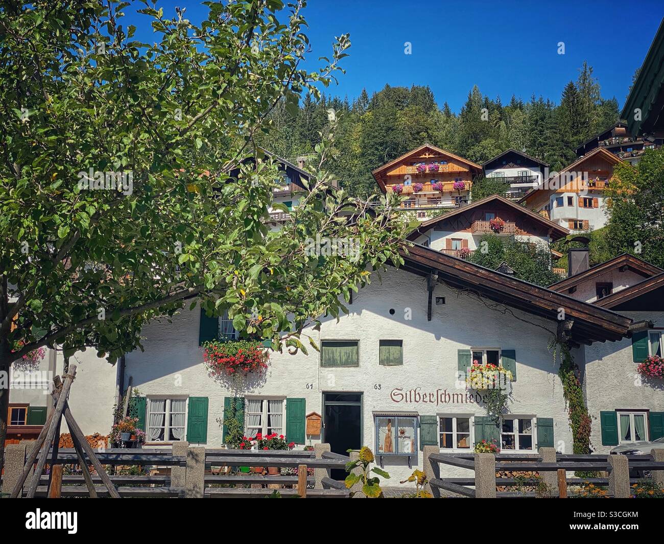 Tradizionali case alpine bavaresi a Mittenwald, in Germania. Foto Stock