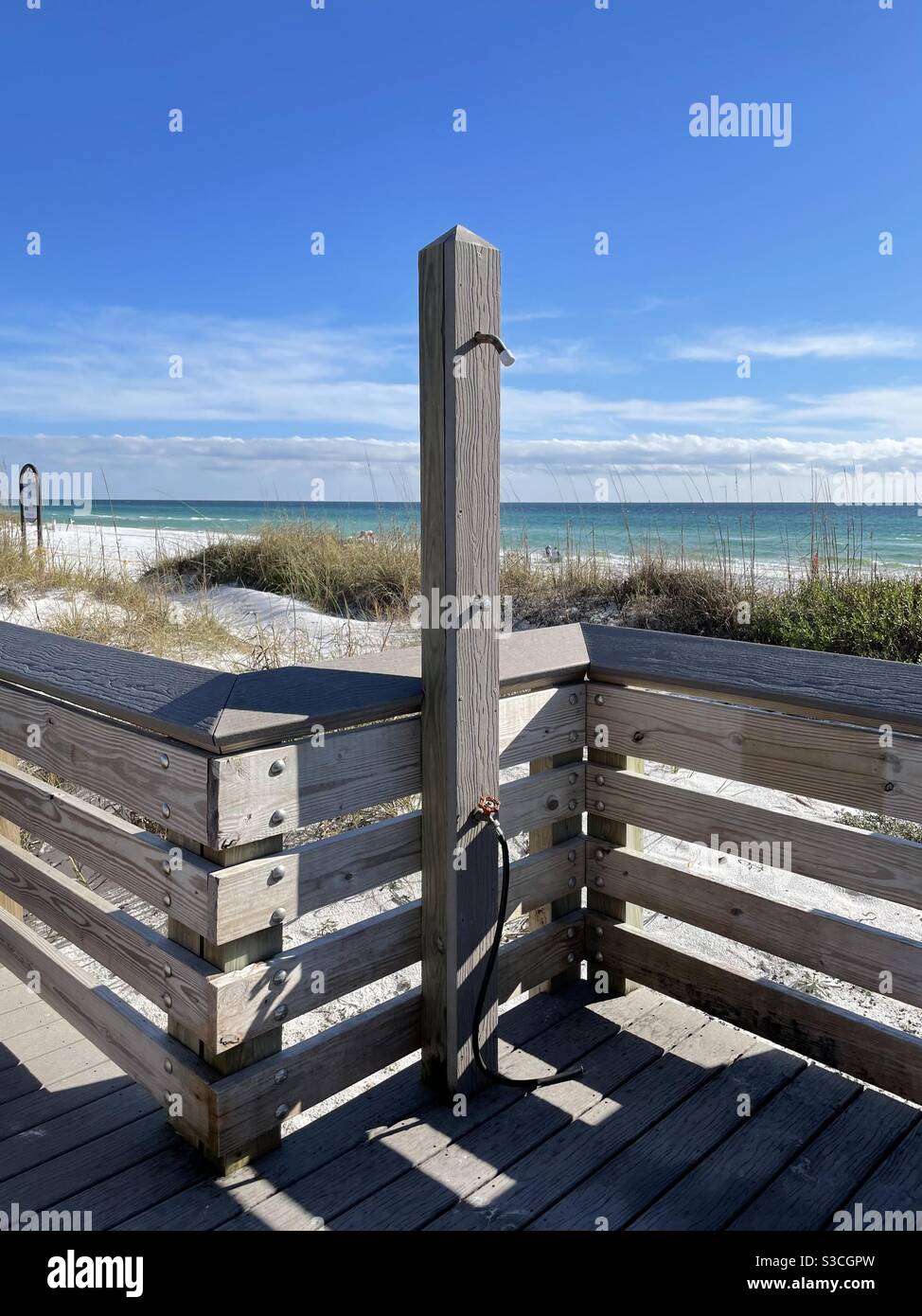 Area doccia all'aperto sulla spiaggia di sabbia bianca di Topsail Preserve State Park Florida Foto Stock