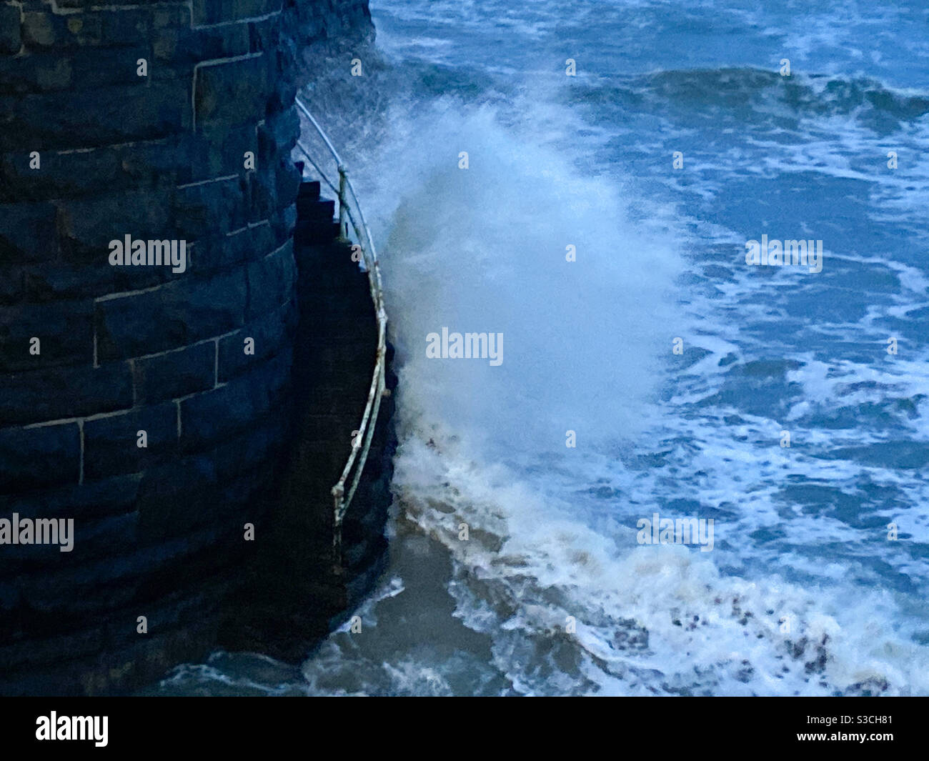 Aberystwyth, Galles occidentale, Regno Unito. Sabato 16 gennaio 2021. Tempo: Onde ventose e selvagge in una mattinata fredda ad Aberystwyth. Credito fotografico ©️ Rose Voon / Alamy Live News Foto Stock