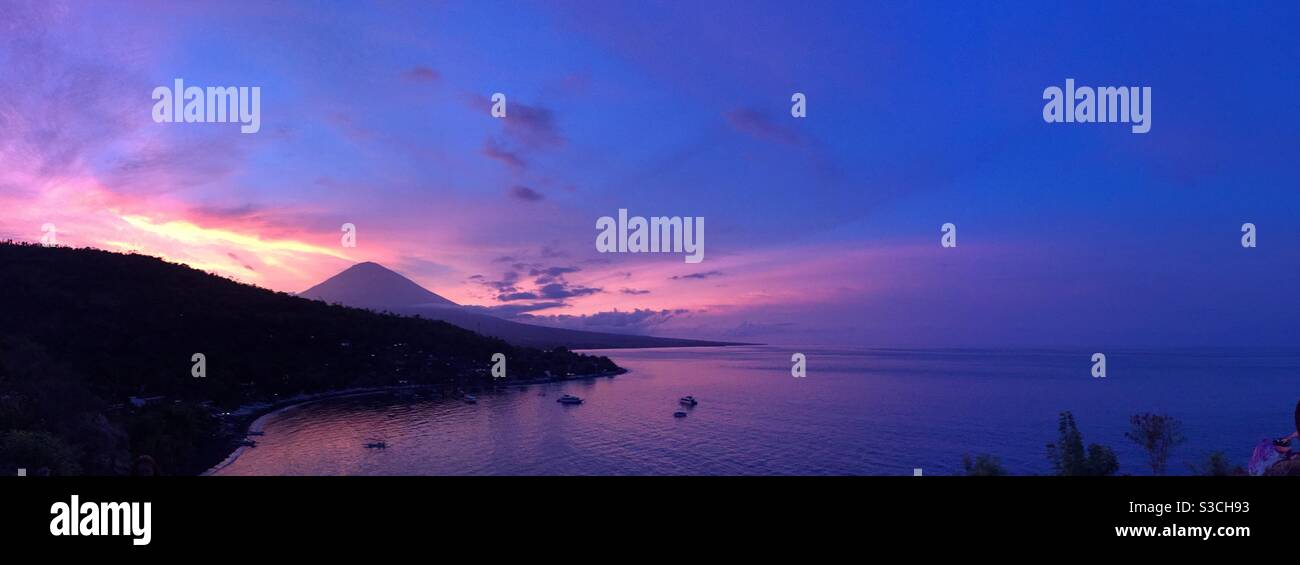 Tramonto panoramico ad Amed Bali con vista sul Monte Agung Indonesia - Immagine stock catturata con smartphone