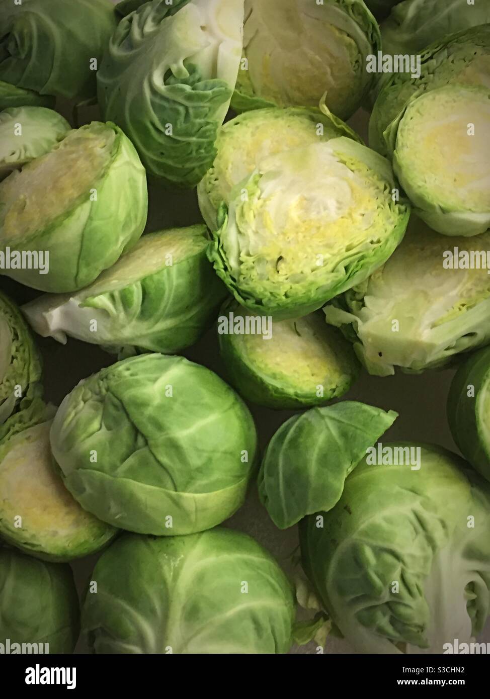 Posa piatta di germogli di Bruxelles grezzi a fette fresche Foto Stock