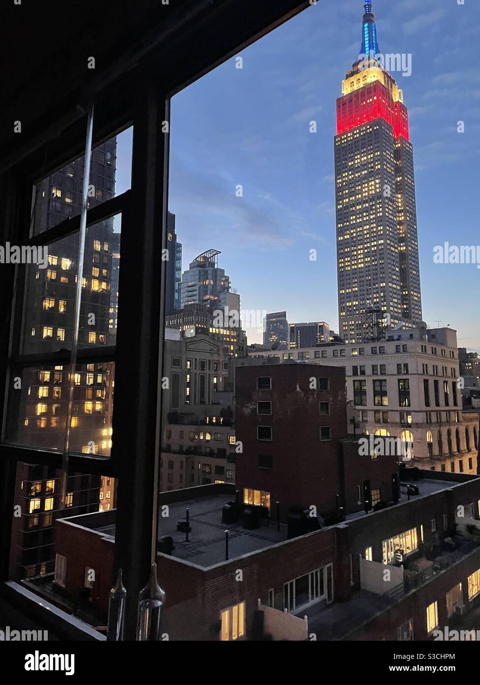 Una finestra di Park Avenue vista verso l'Empire state Building a Midtown Manhattan, New York, USA in serata, con vista su alti edifici residenziali e grattacieli - Immagine stock catturata con smartphone