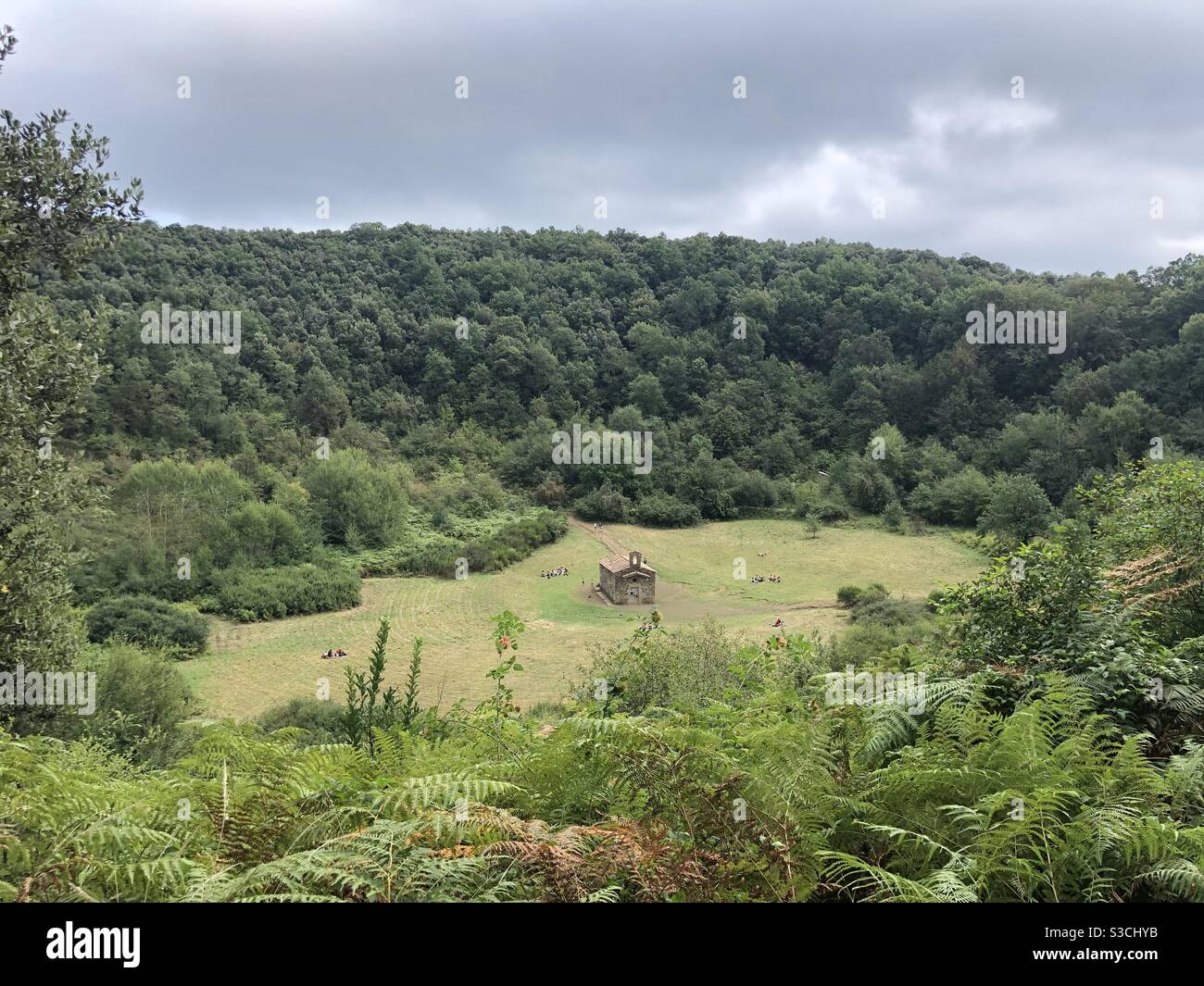 Monestir nel mezzo della montagna vulcanica, Vulcano Santa Margarida Foto Stock