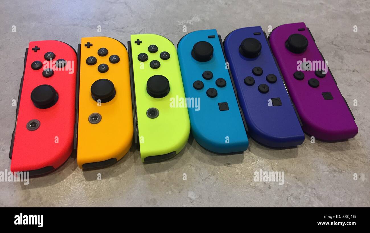 Assortimento arcobaleno di controller Joy-con per Nintendo Switch. 17 gennaio 2021. Foto Stock