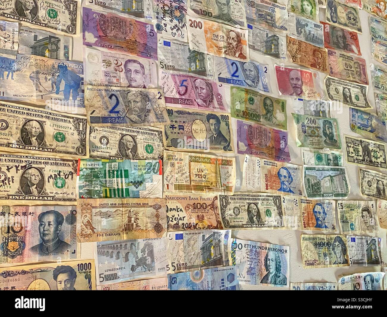 Valuta da tutto il mondo. - Immagine stock catturata con smartphone