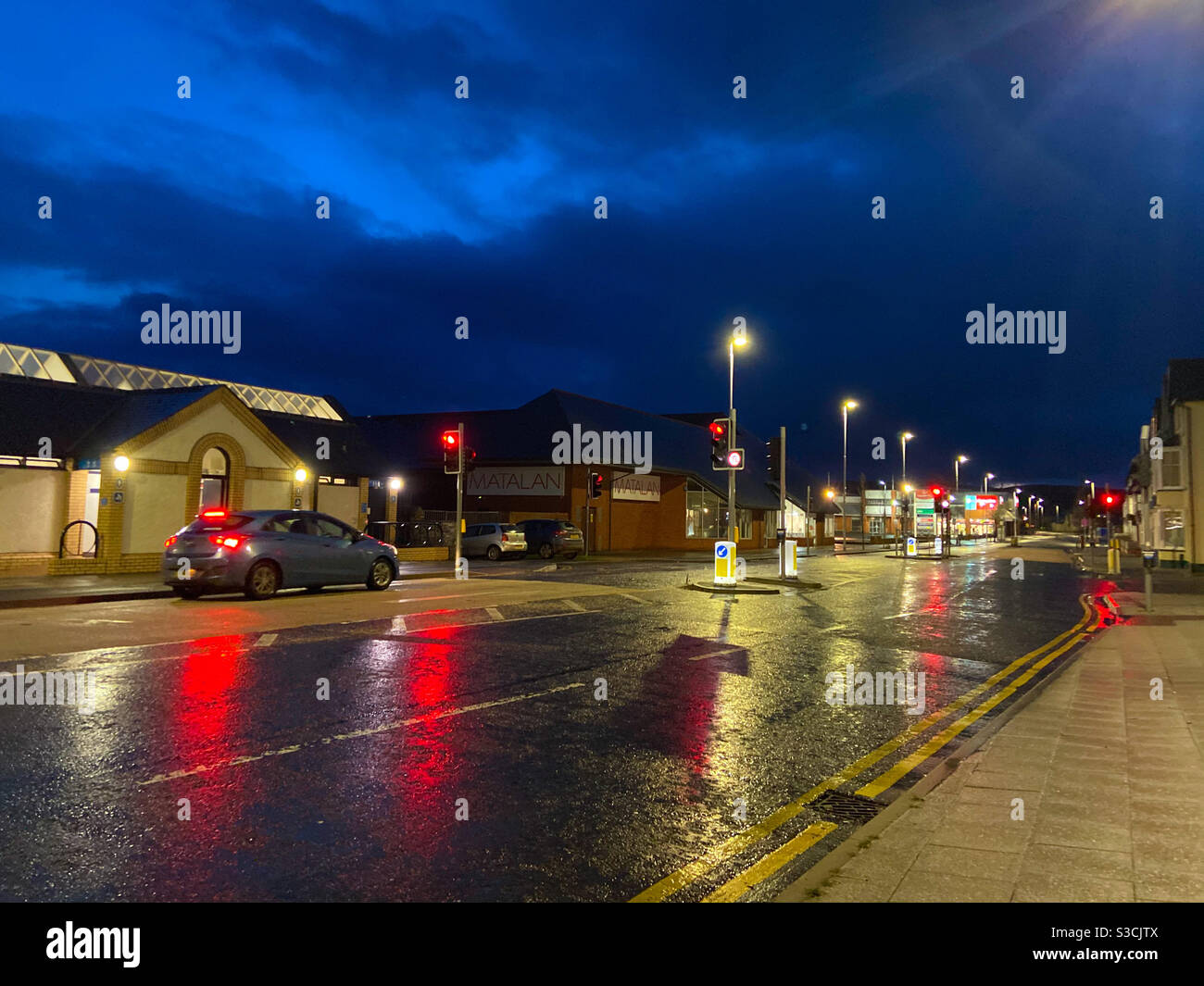 Aberystwyth, Galles occidentale, Regno Unito. Lunedì 18 gennaio 2021. Meteo: Un Bluehour brillante riempie i cieli di Aberystwyth. Credito fotografico ©️ Rose Voon / Alamy Live News Foto Stock