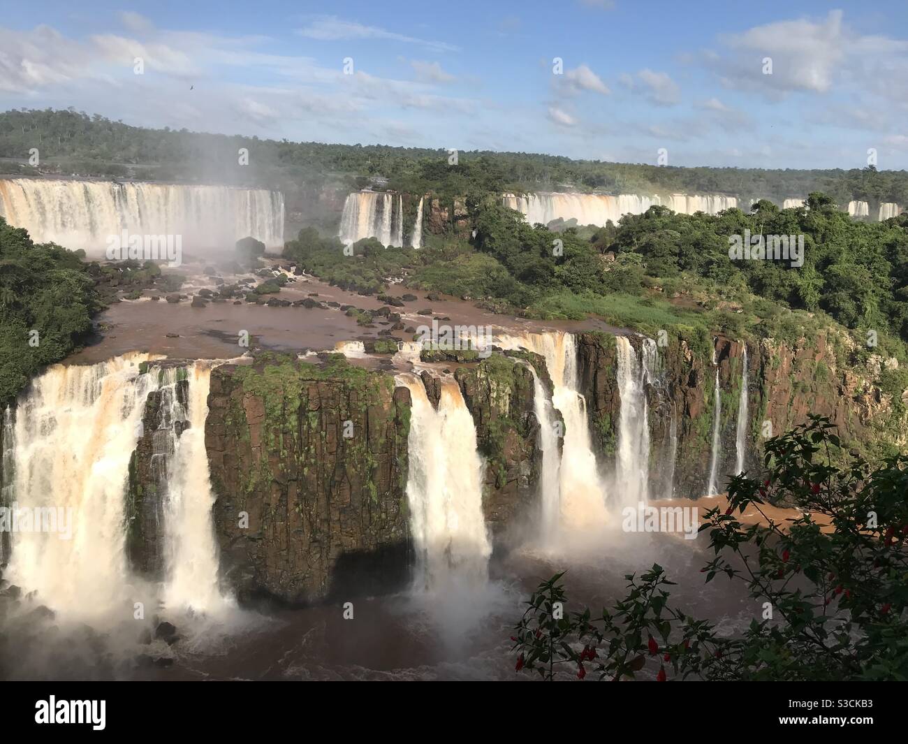 Cascate di Iguazu dal percorso Foto Stock