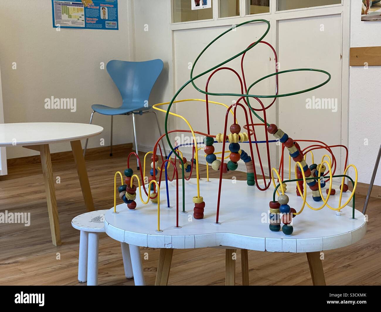 Giocattolo per bambini in sala d'attesa con intervento medico sedia vuota Foto Stock