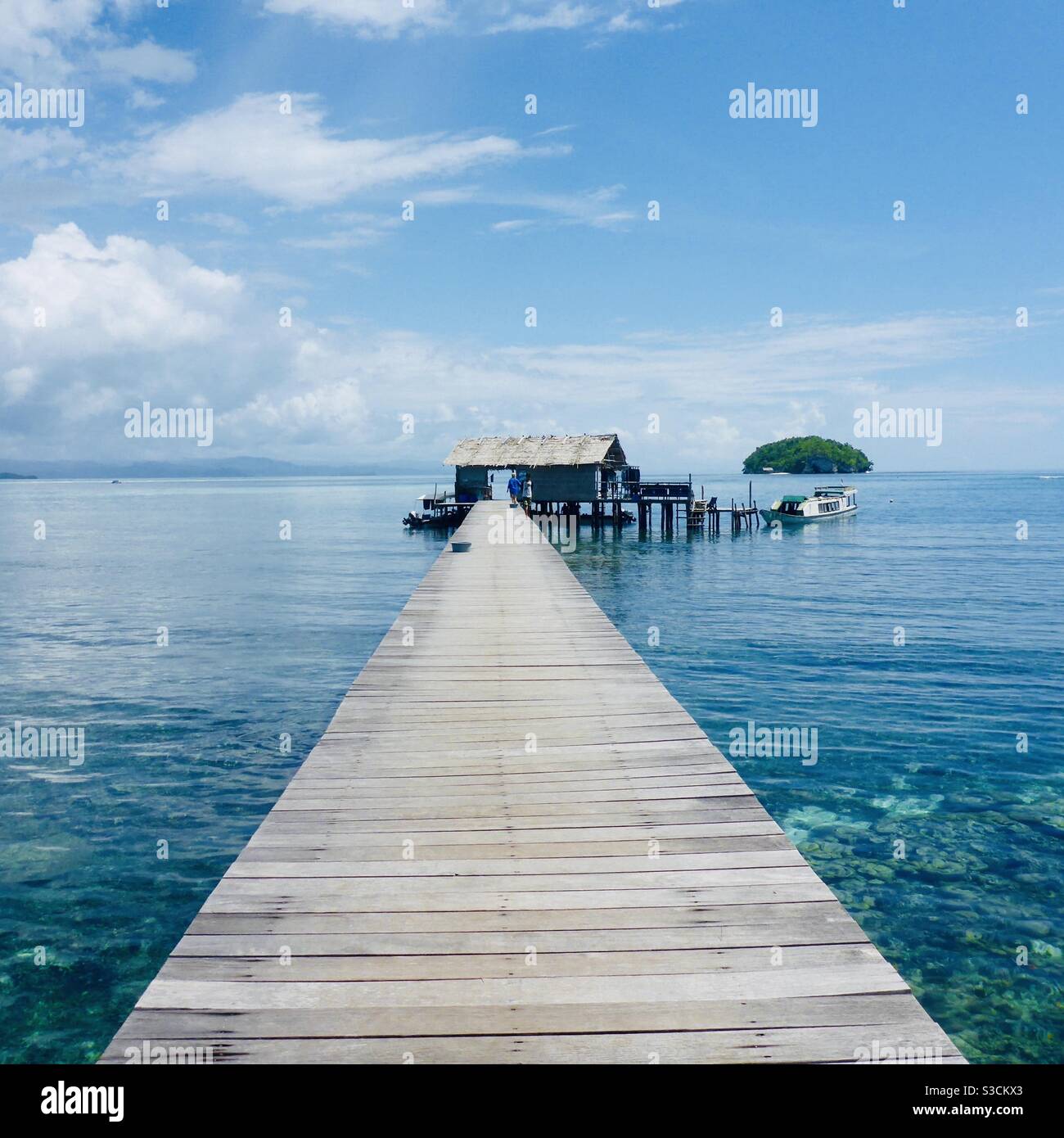 Guardando verso il molo e verso il mare verso il Rifugio subacqueo al Sorido Bay Resort Raja Ampat Indonesia - Immagine stock catturata con smartphone