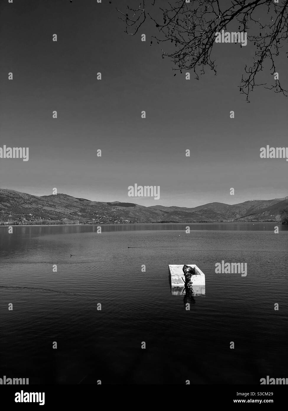 Imbarcazione da pesca nel lago Kastoria catturata in filtro bianco e nero. Foto Stock