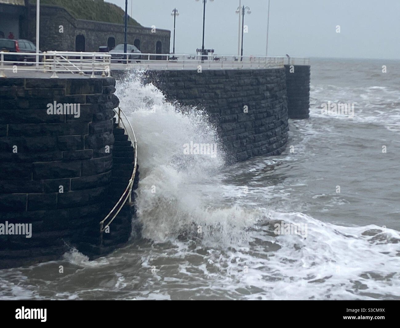 Aberystwyth, Galles occidentale, Regno Unito. Martedì 19 gennaio 2021. Meteo: Storm Christoph fa enormi onde battere contro il muro del mare. Credito fotografico ©️ Rose Voon / Alamy Live nuovo Foto Stock