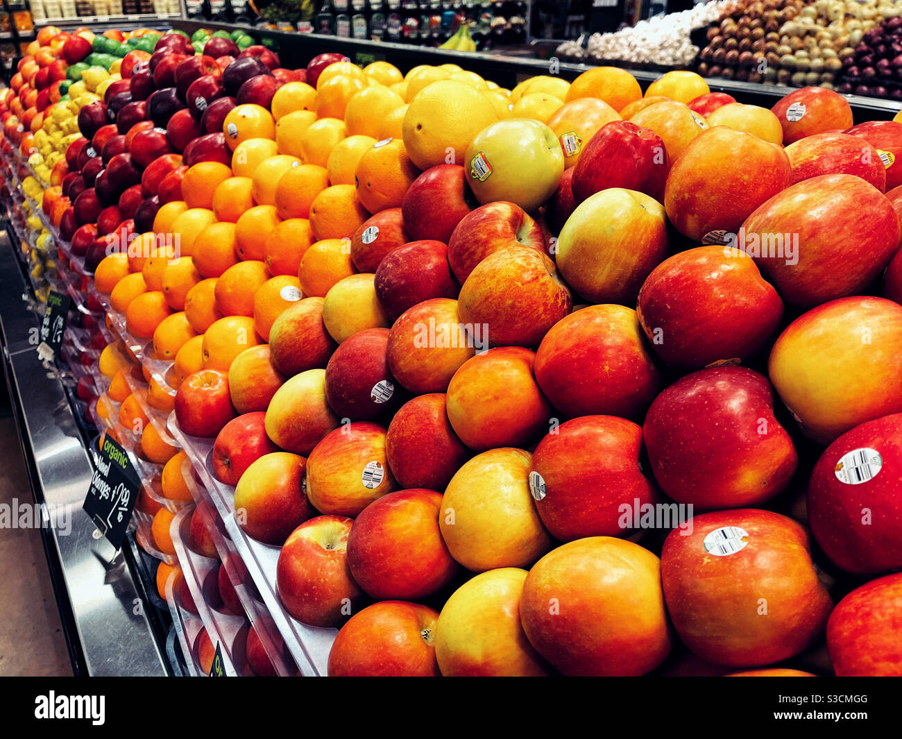 Le mele dello stato di Washington sono esposte in un elegante negozio di alimentari Foto Stock