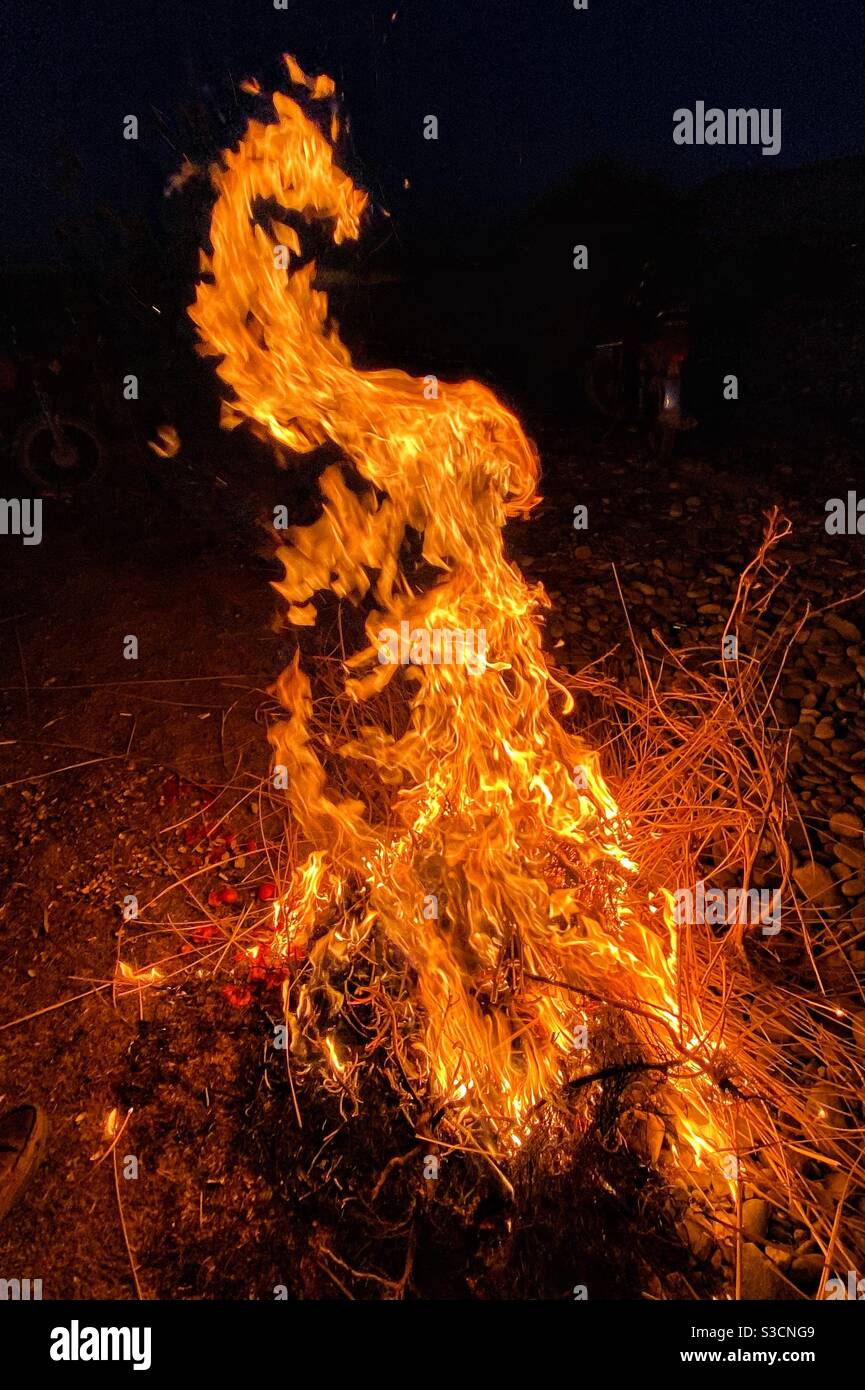 Le fiamme di fuoco hanno naturalmente assomigliato al drago di fuoco. Foto Stock