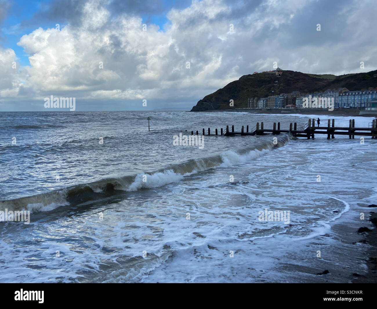 Aberystwyth, Galles occidentale, Regno Unito. Giovedì 21 gennaio 2021. Tempo: Una mattina fredda in spiaggia. Calma dopo la tempesta Christoph. Credito fotografico ©️ Rose Voon / Alamy Live News. Foto Stock