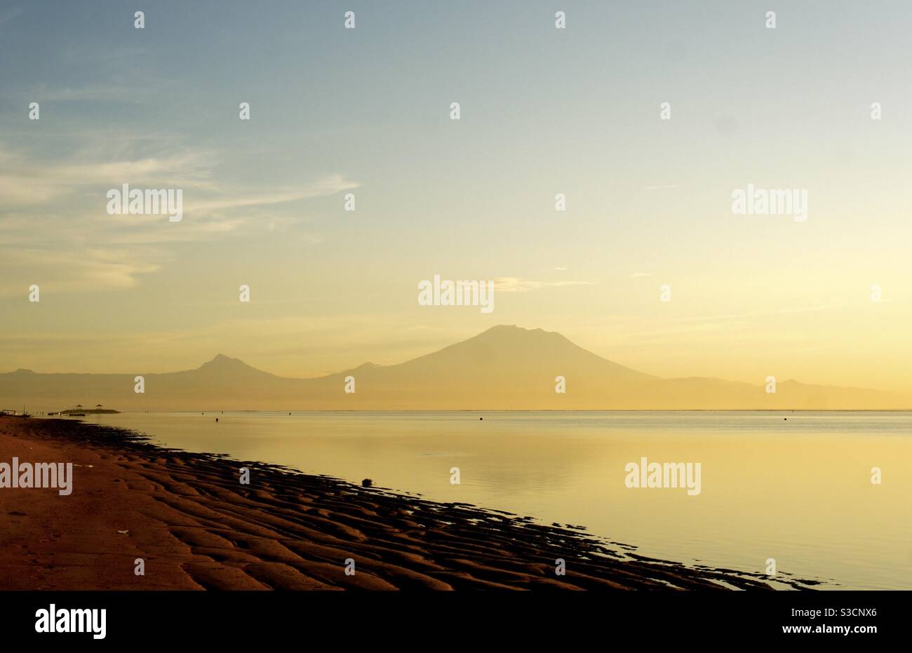 Monte Agung con vista sul mare dalla spiaggia di Sanur a. alba Bali Indonesia Foto Stock