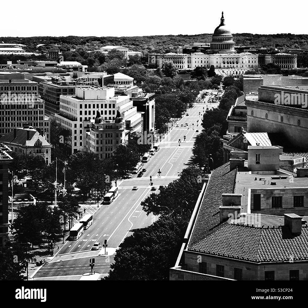 Vista aerea di Pennsylvania Avenue e del Campidoglio a Washington, DC. Fotografia in bianco e nero. Foto Stock