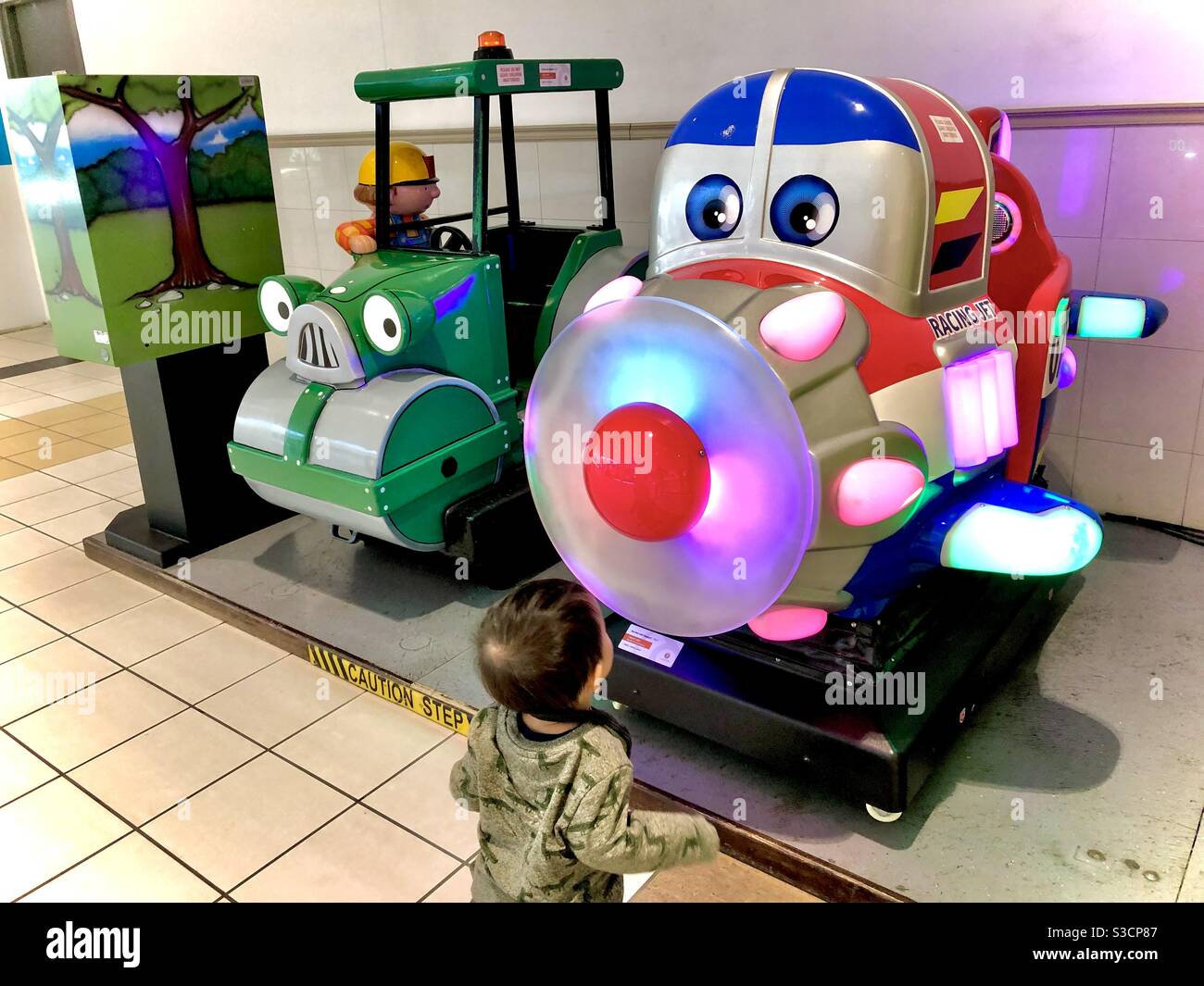 Il bambino vuole cavalcare i bambini Foto Stock