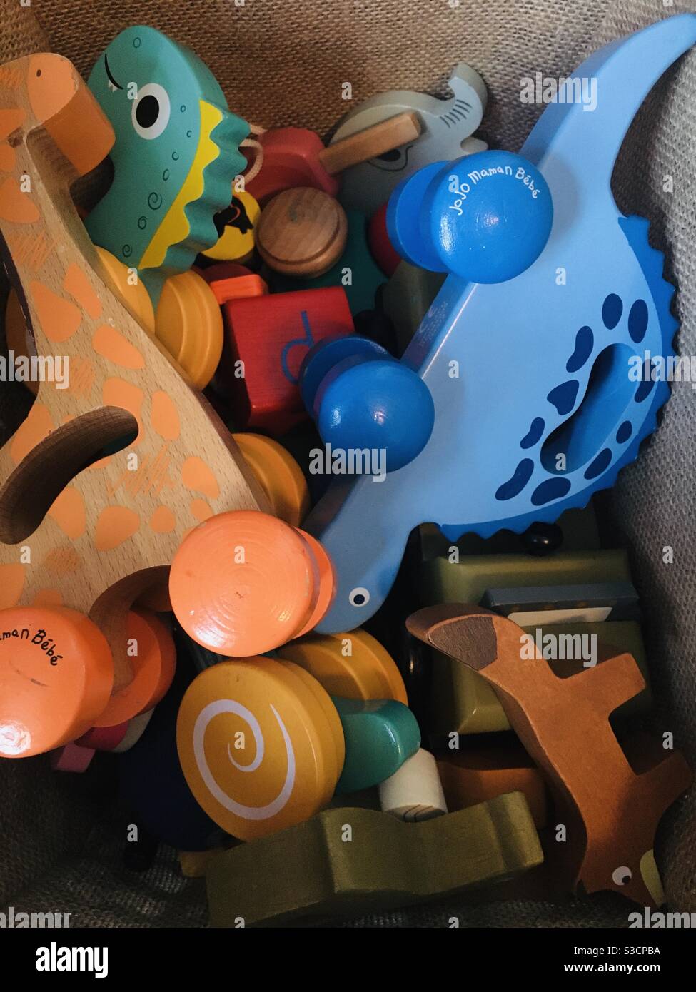 Set di stoviglie, posate, bavaglino, accessori e giocattoli in legno per  bambini su sfondo di tela bianca Foto stock - Alamy