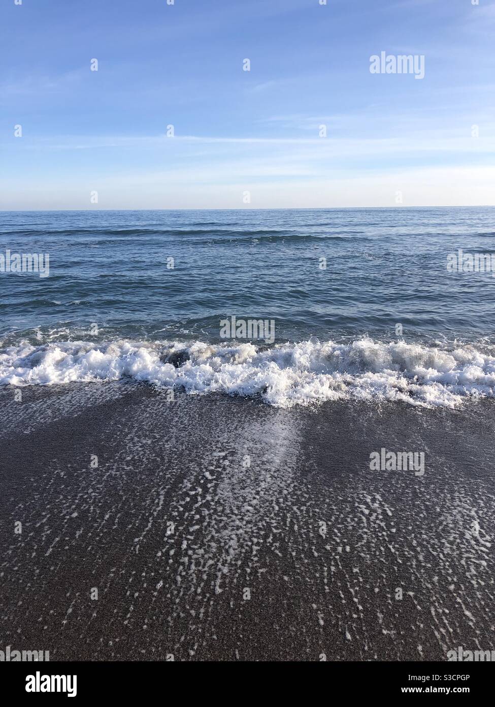 Mare blu cielo orizzonte e le onde Foto Stock