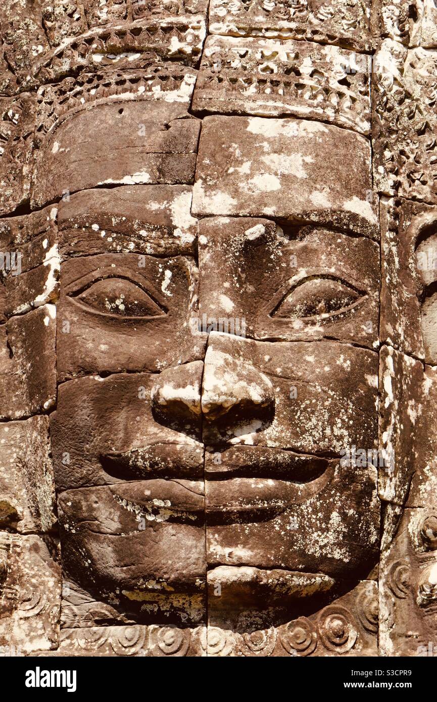 Sorridente facce di pietra al tempio di Bayon Angkor Wat Cambogia - Immagine stock catturata con smartphone