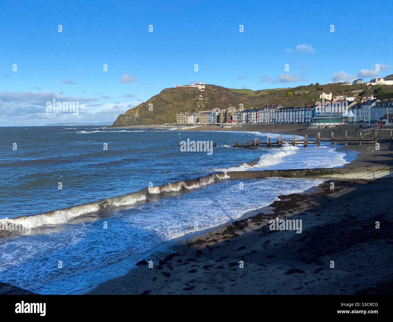 Aberystwyth, Galles occidentale, Regno Unito. Sabato 23 gennaio 2021. Tempo: Una fredda giornata di sole in spiaggia. Credito fotografico ©️ Rose Voon / Alamy Live News. Foto Stock