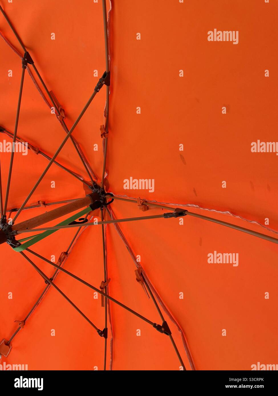 Sotto un ombrellone arancione luminoso - Immagine stock catturata con smartphone
