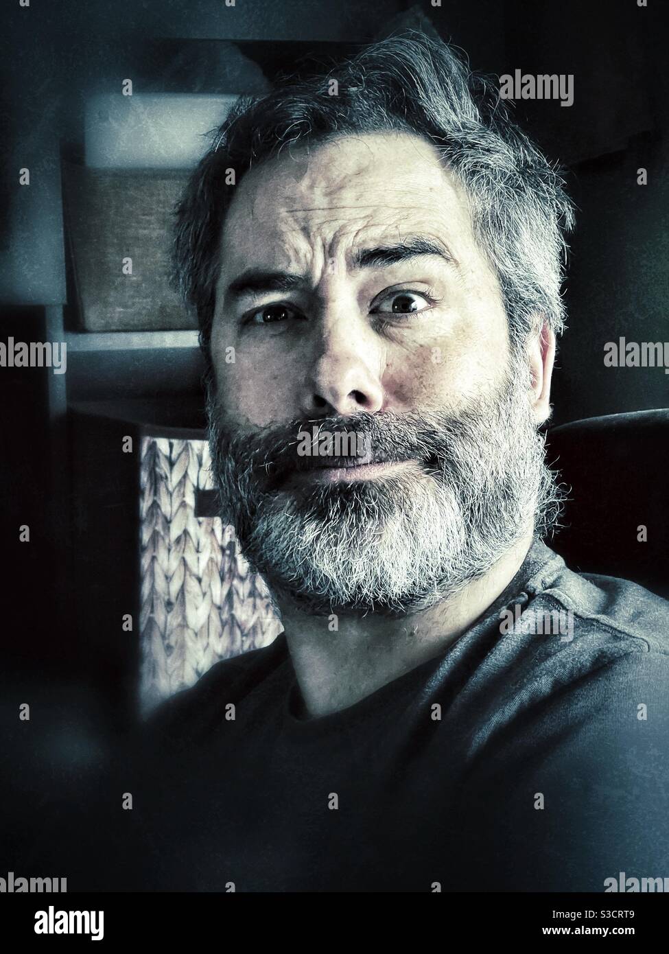 Ritratto di uomo perplesso bearded con illuminazione moody Foto Stock