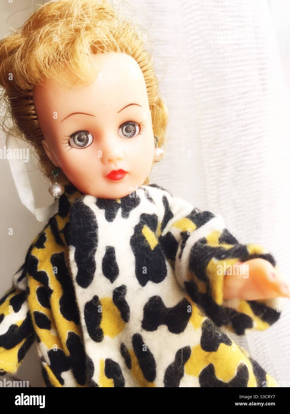 La bambola vogue Jill degli anni '50 è caratterizzata da occhi dormenti che indossano un cappotto leopardato, USA Foto Stock