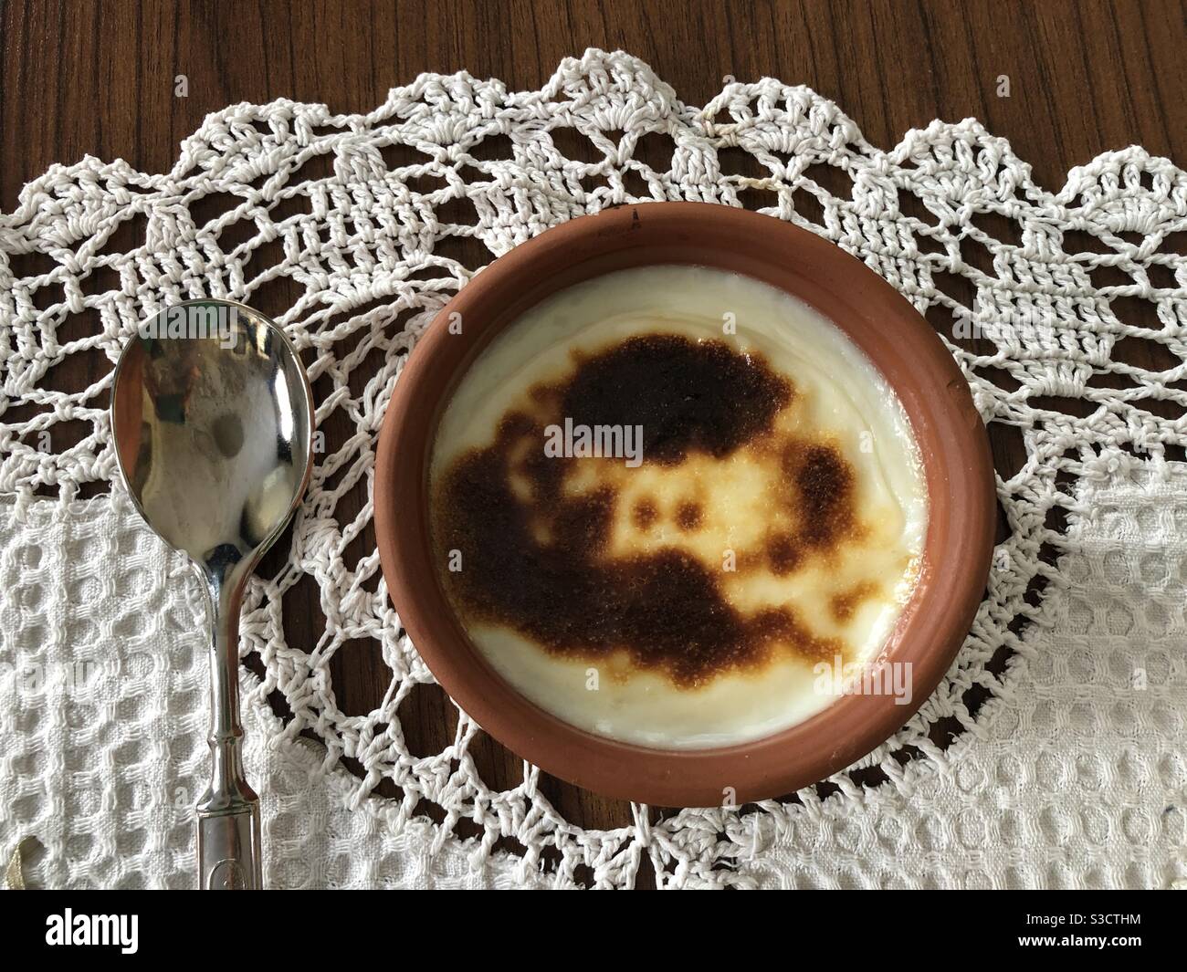 Budino di riso su un tavolo - Immagine stock catturata con smartphone