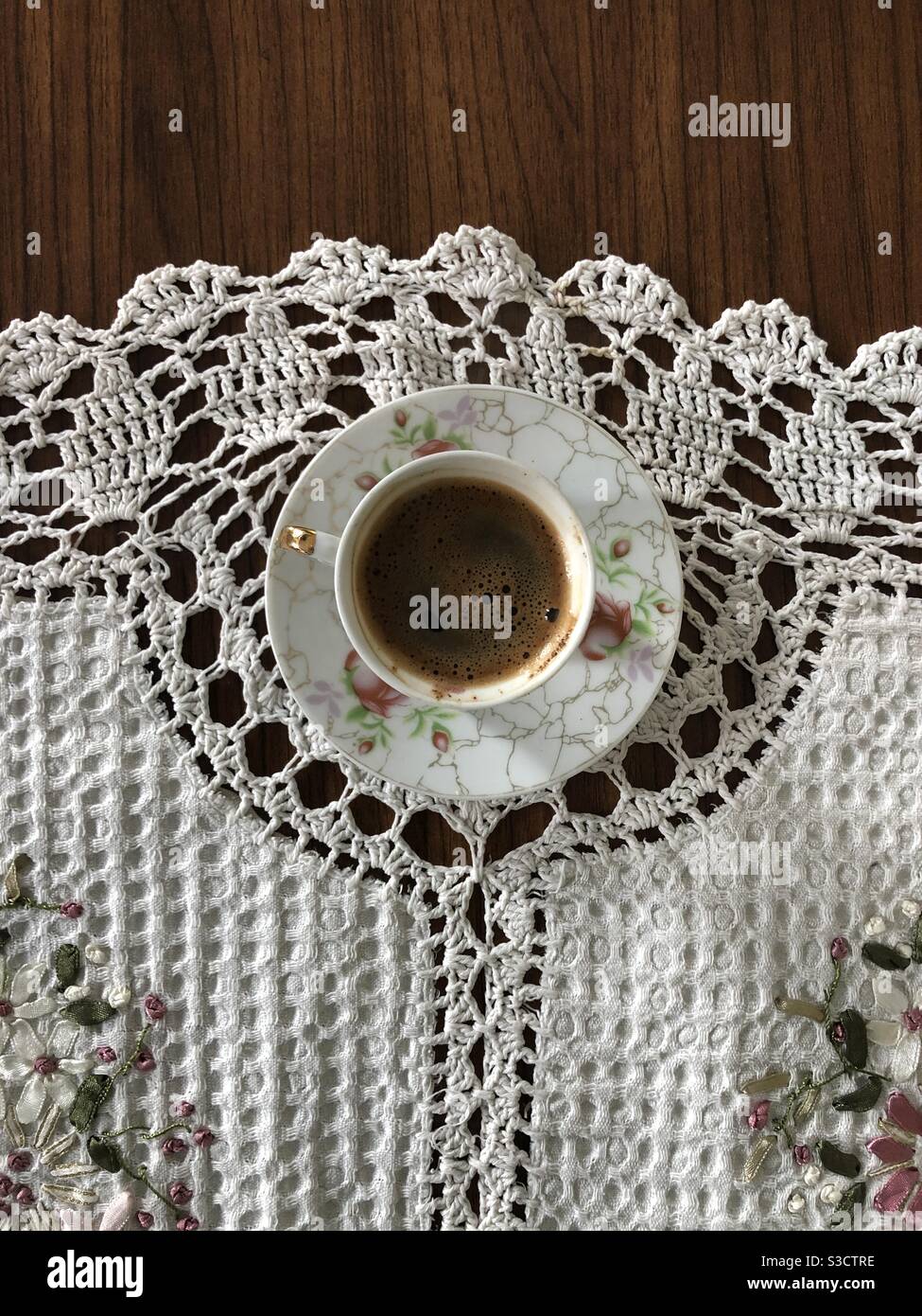 Caffè turco sulla sua tovaglia di pizzo ricamato Foto Stock