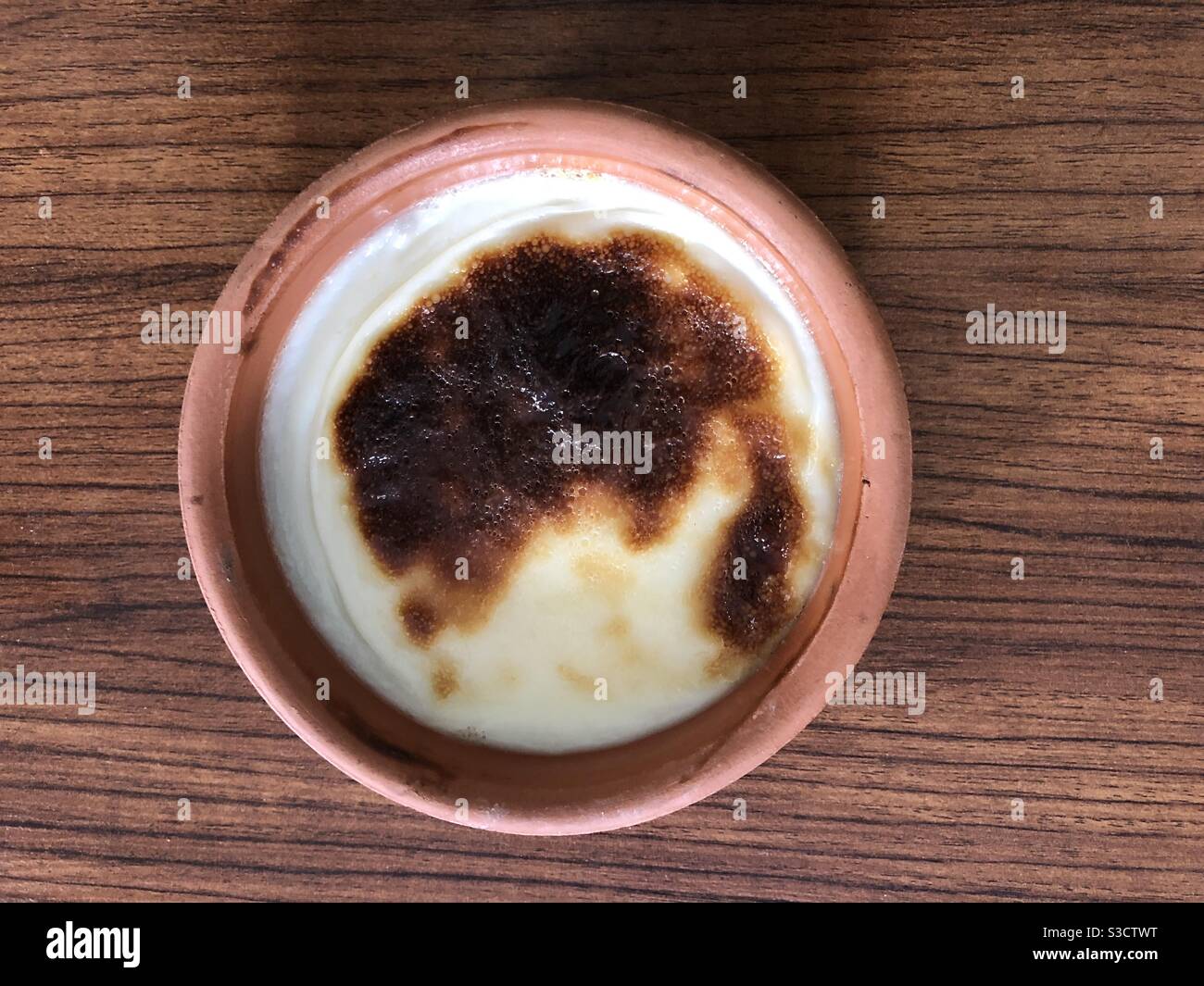 Budino di riso sul tavolo - Immagine stock catturata con smartphone