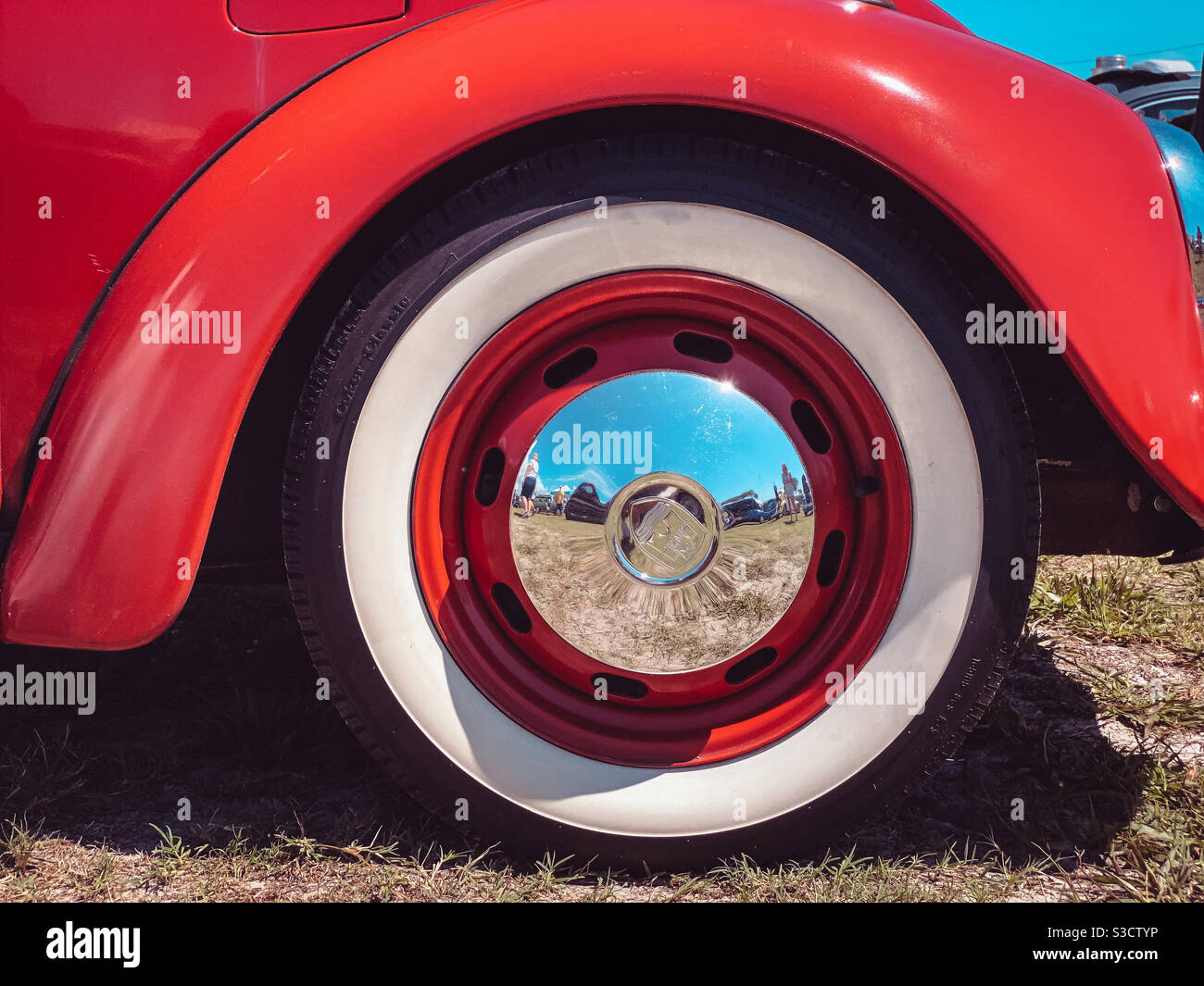 Retro vintage Volkswagen Beetle pneumatico rosso e bianco con riflesso nel mozzo di un locale Volkswagen Bug Jam su Amelia Island, Florida, Stati Uniti Foto Stock