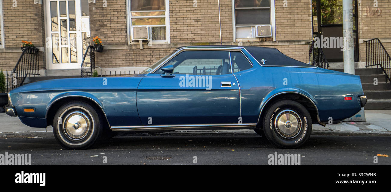 Blue Ford Mustang in grande forma, parcheggiato in una strada di Brooklyn Foto Stock