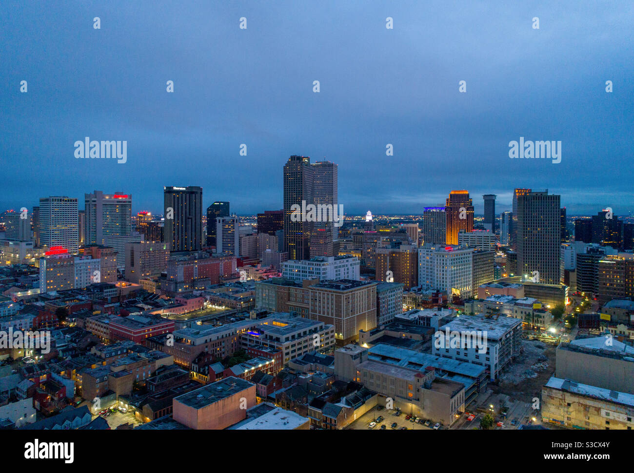 Centro di New Orleans, Louisiana al crepuscolo - Immagine stock catturata con smartphone