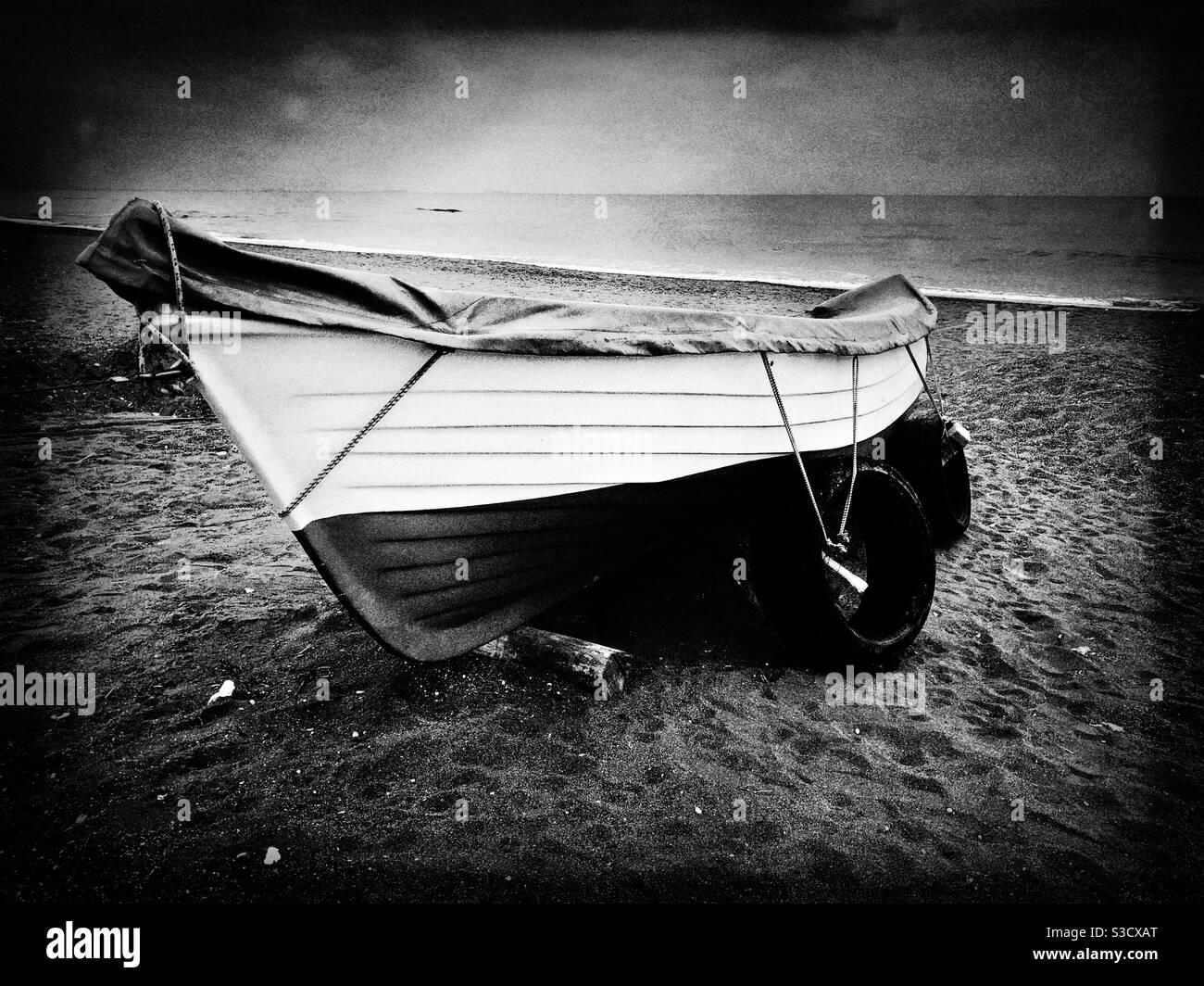 Barca da pesca sulla spiaggia Foto Stock