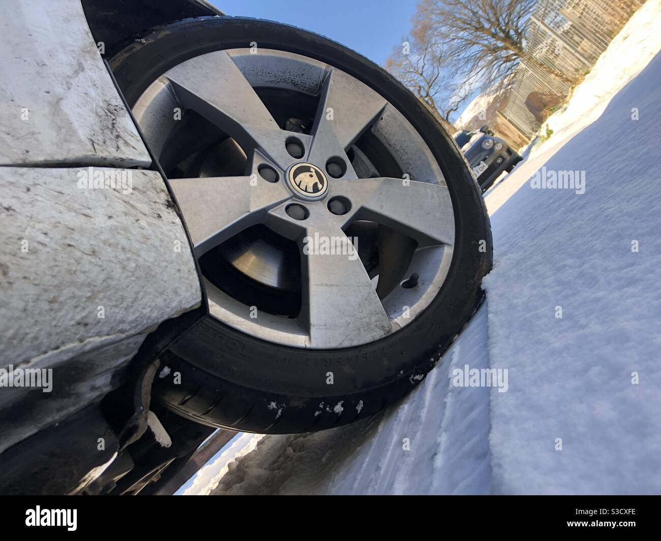 Ruota auto nella neve Foto Stock