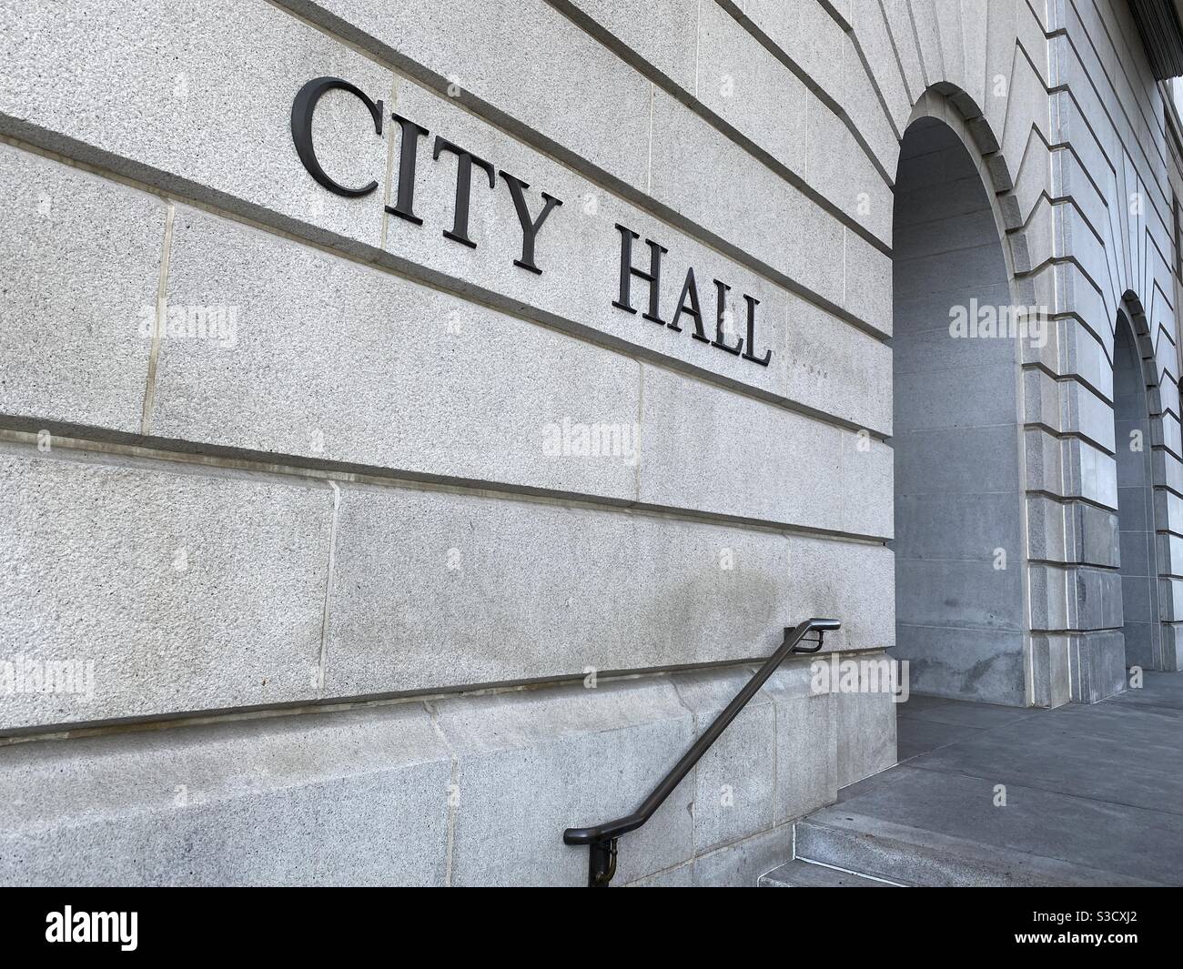 LOS ANGELES, CA, NOVEMBRE 2020: Ingresso al municipio con segnaletica, nel quartiere del centro amministrativo, di giorno Foto Stock