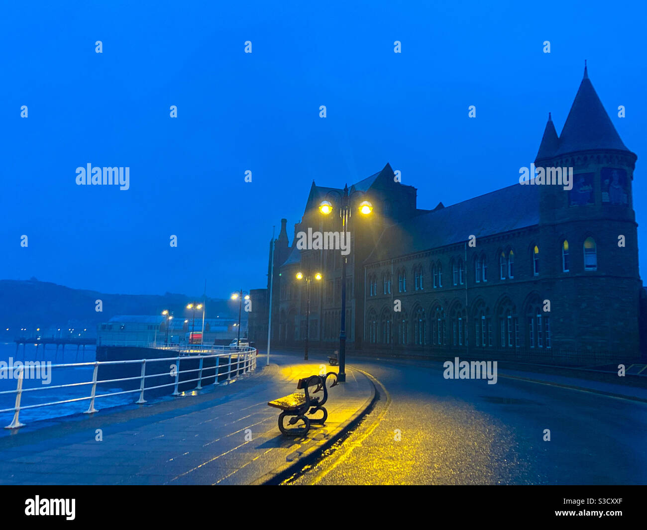 Aberystwyth, Galles occidentale, Regno Unito. Mercoledì 27 gennaio 2021. Una fredda mattina foggy ma strade dorate ad Aberystwyth. Credito fotografico ©️ Rose Voon / Alamy Live News. Foto Stock