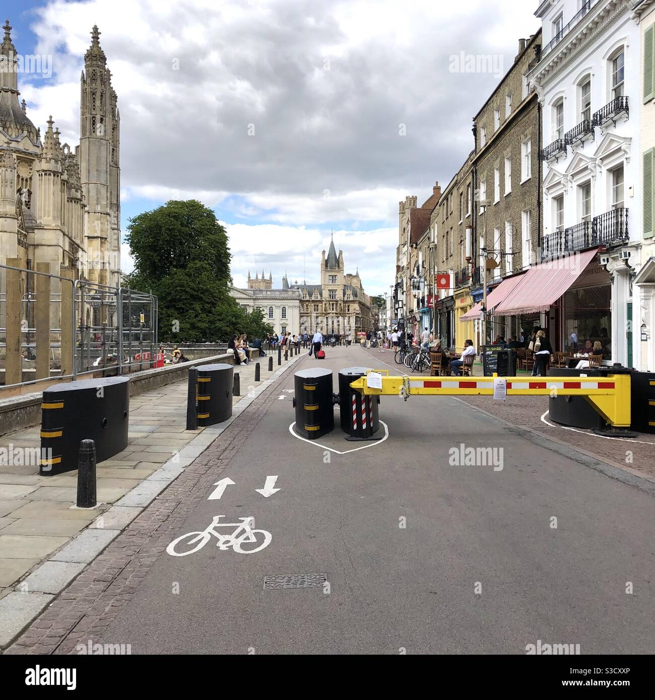 Barriera antiterrorismo alla Kings Parade di Cambridge - Immagine stock catturata con smartphone
