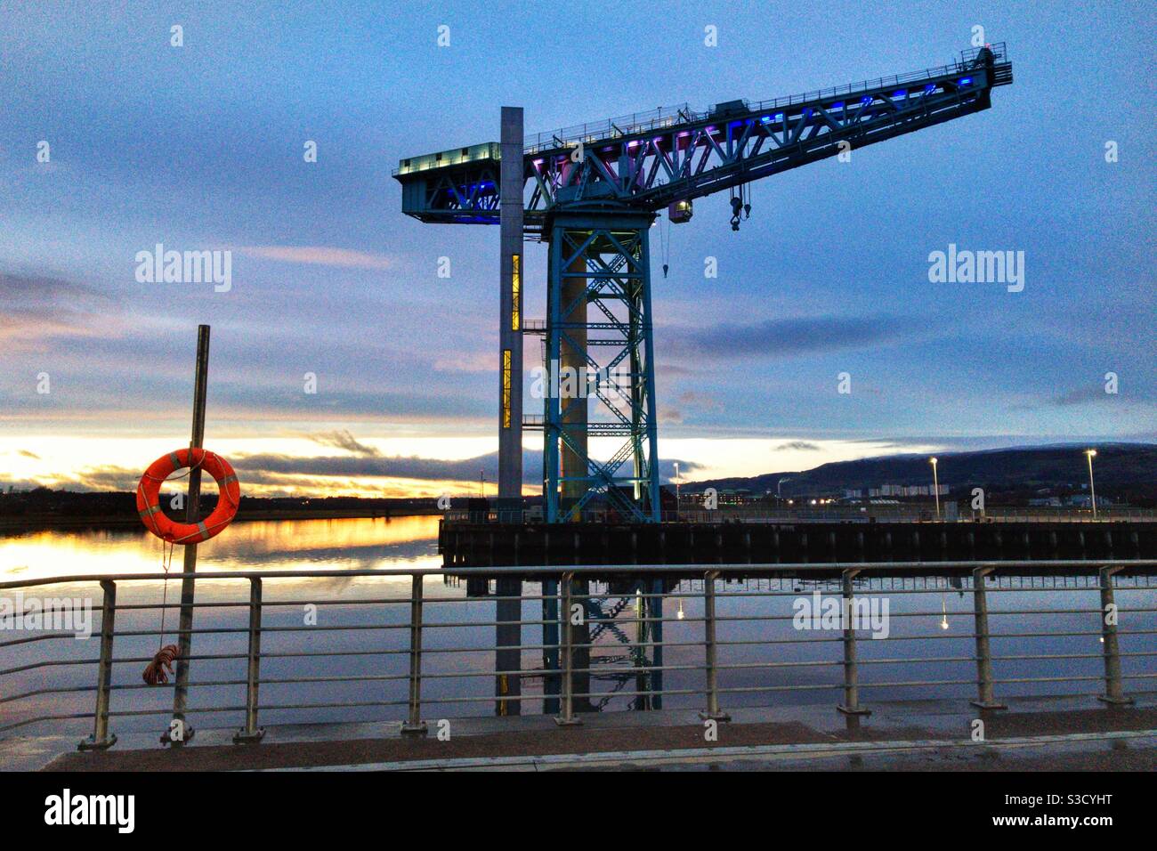 Titan Crane Clydebank al tramonto. Foto Stock