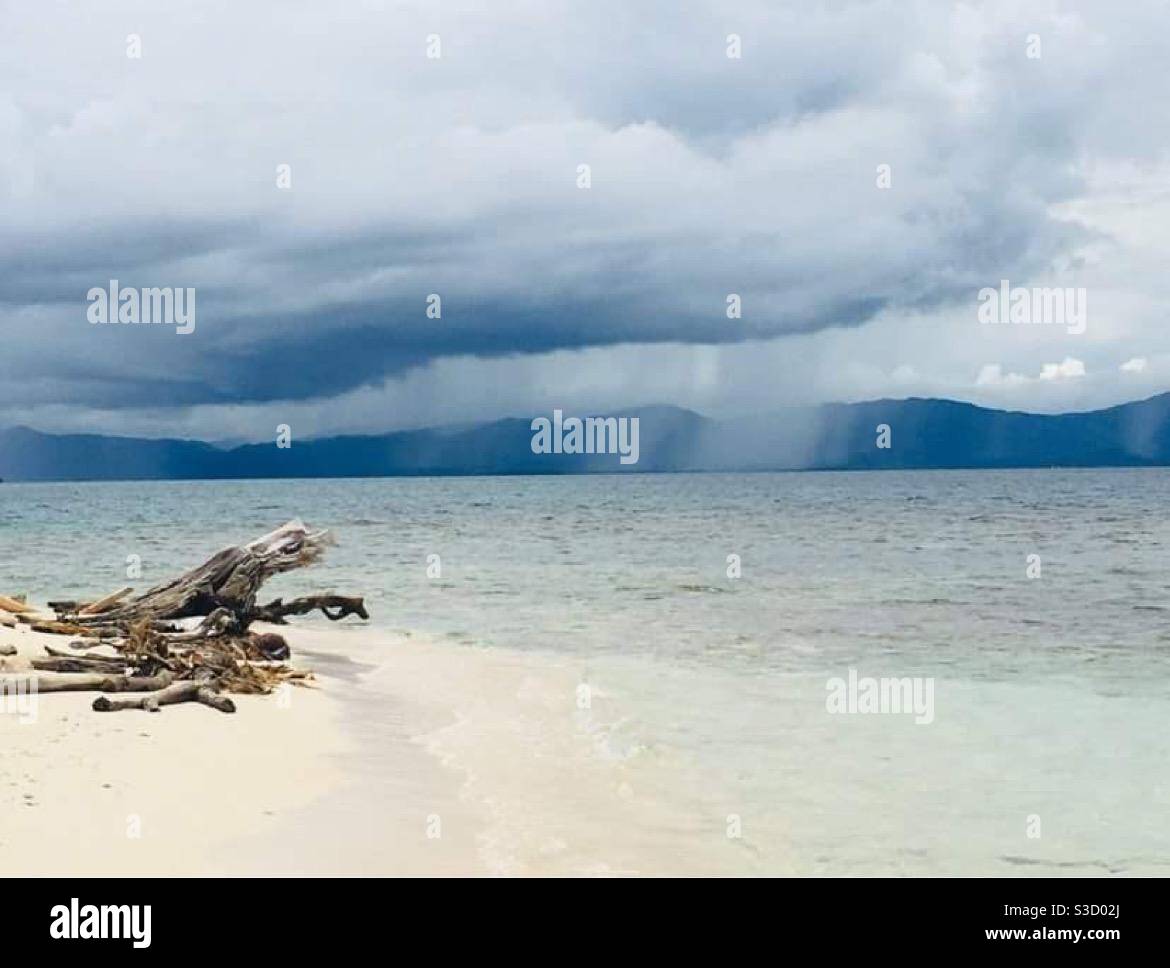 Pioggia sulle isole di San Blas Foto Stock
