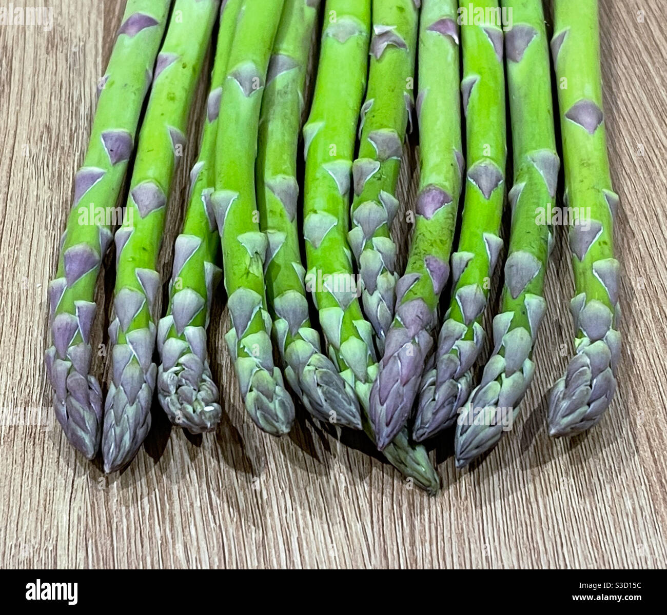 Cesoie di asparagi su un tavolo di legno Foto Stock