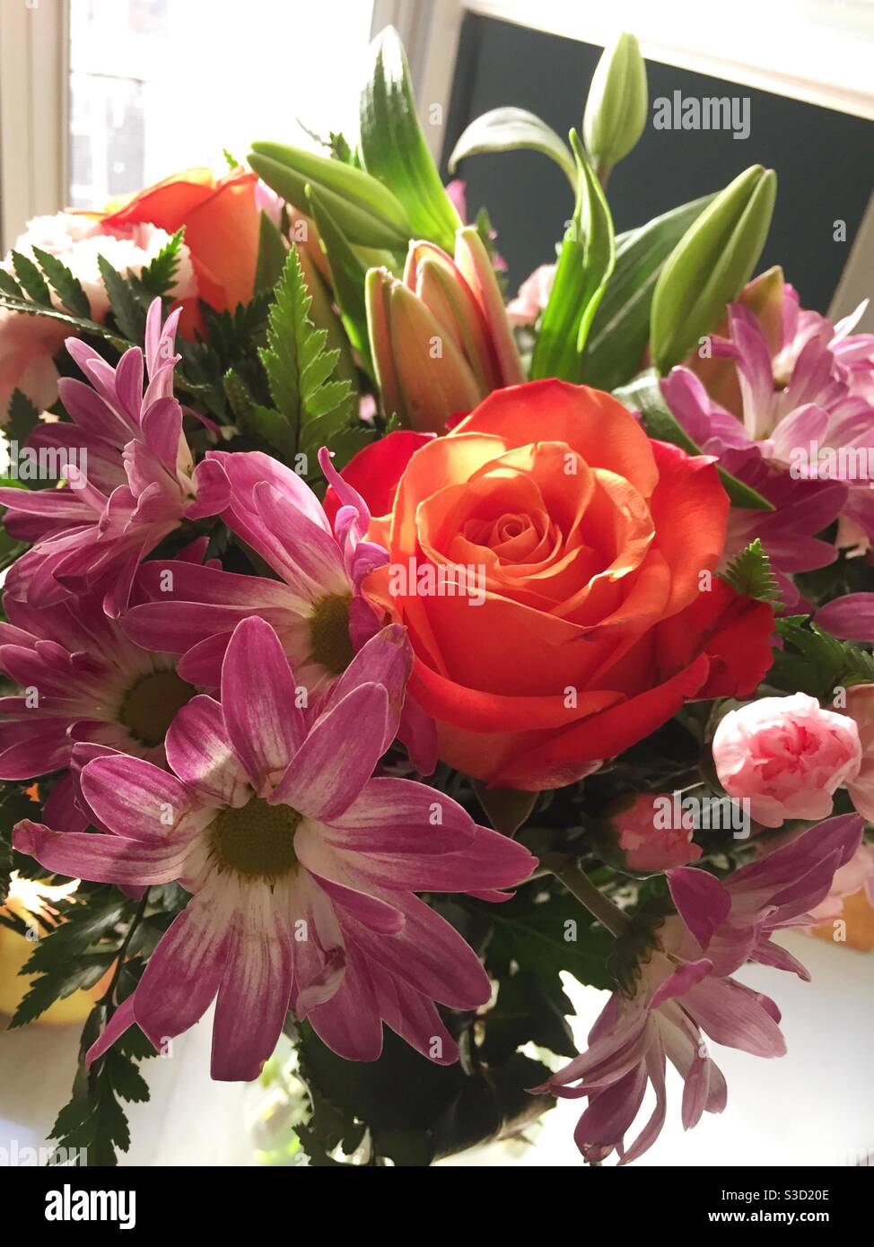 Primo piano di un vibrante bouquet di fiori Foto Stock