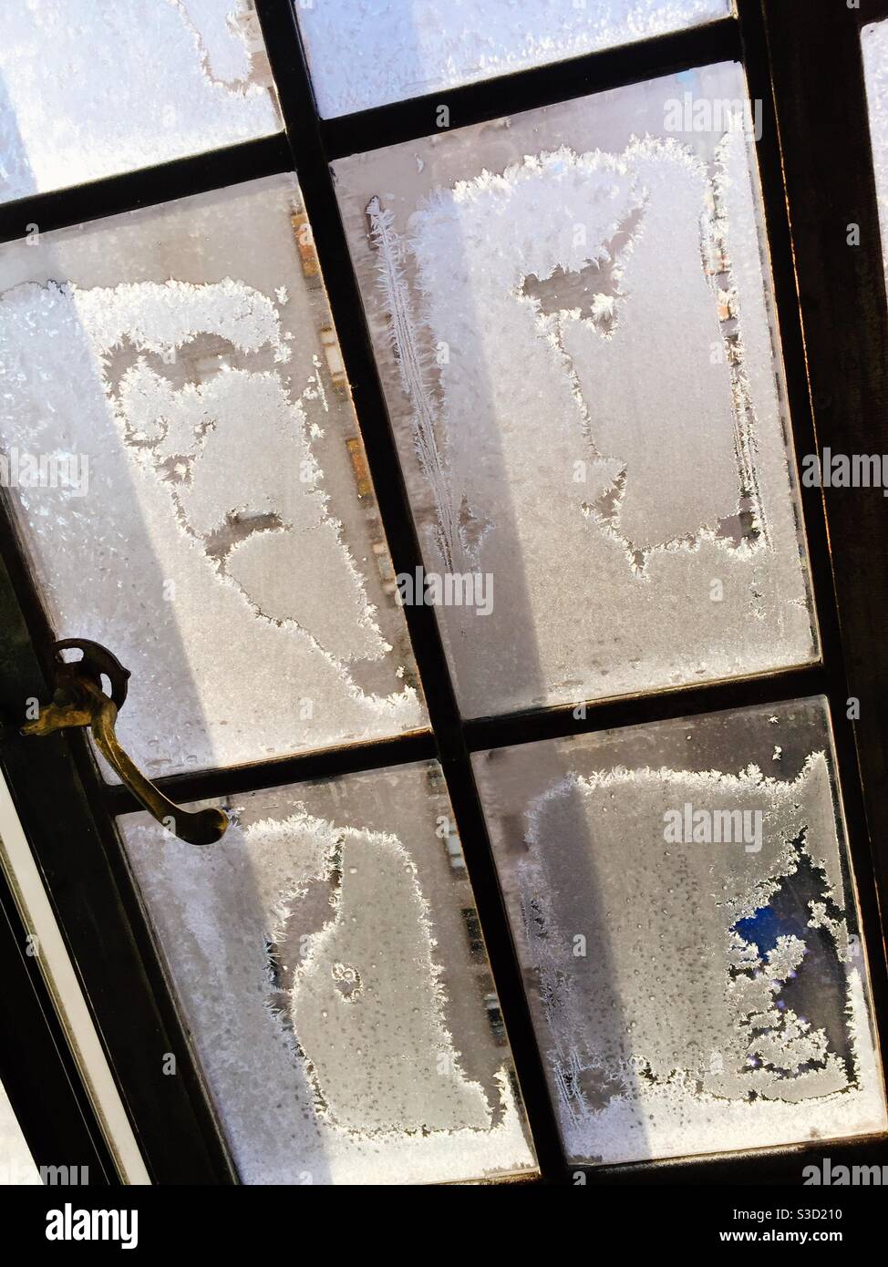 Ghiaccio sui dolori di una finestra in un appartamento di New York City durante una Blizzard, New York, USA - Immagine stock catturata con smartphone