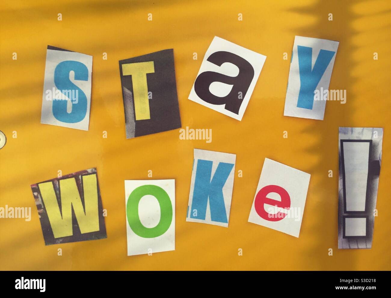 Rimani svegliato! Frase scritta con lettere ritagliate nello stile della nota di riscatto, USA - Immagine stock catturata con smartphone