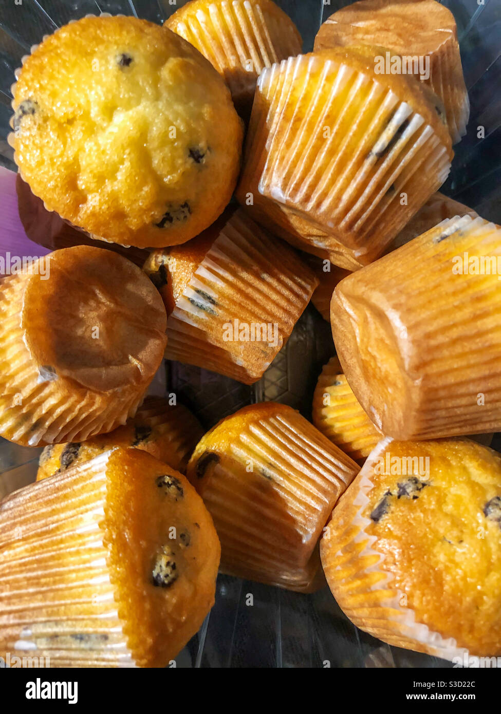 Una vasca di mini muffin al cioccolato. Foto Stock